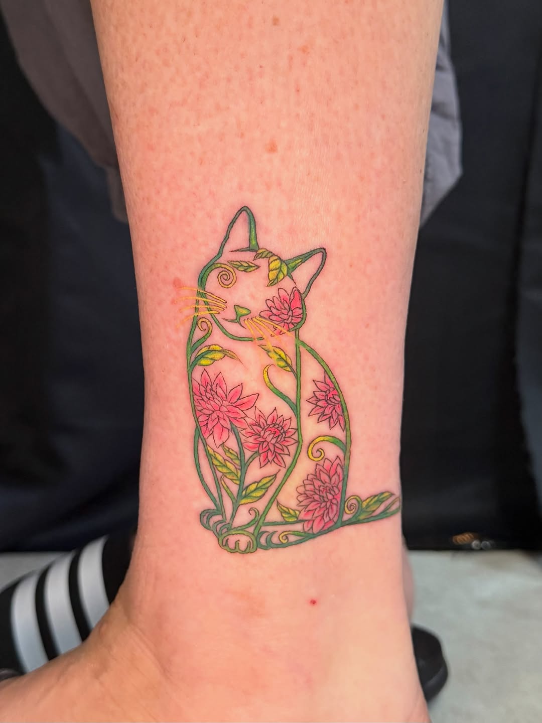 Tattoo by @tattoosbyoliviarenae โ dotwork