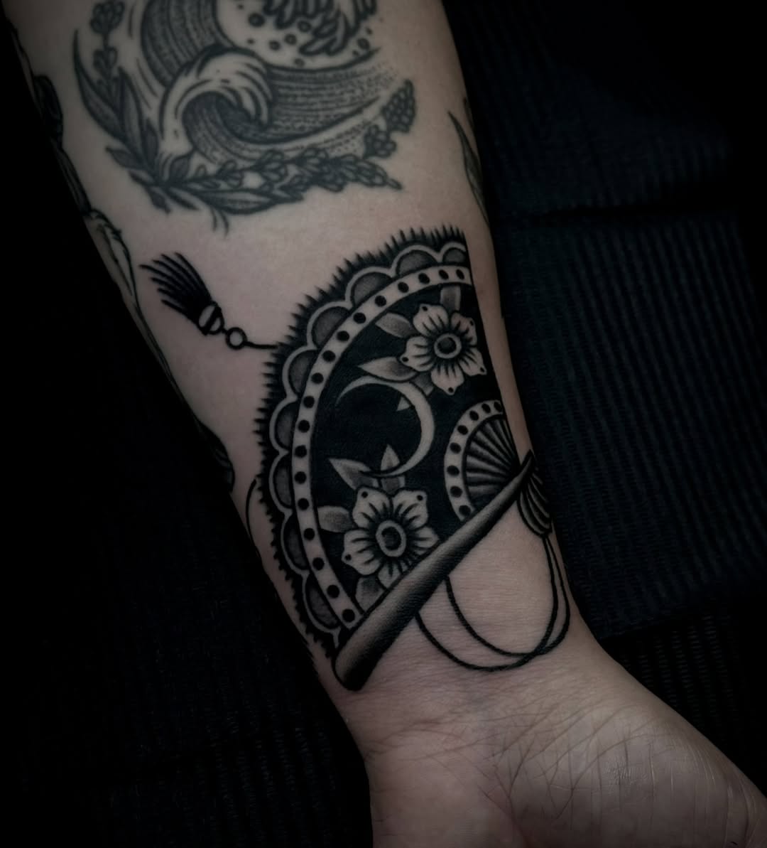 Tattoo by @tatslingingslasher — neo_traditional, blackwork