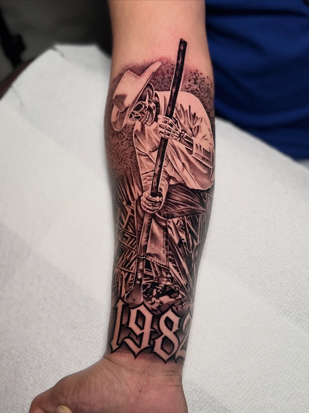 Tattoo by @elfamosoflames — black_and_grey, realism