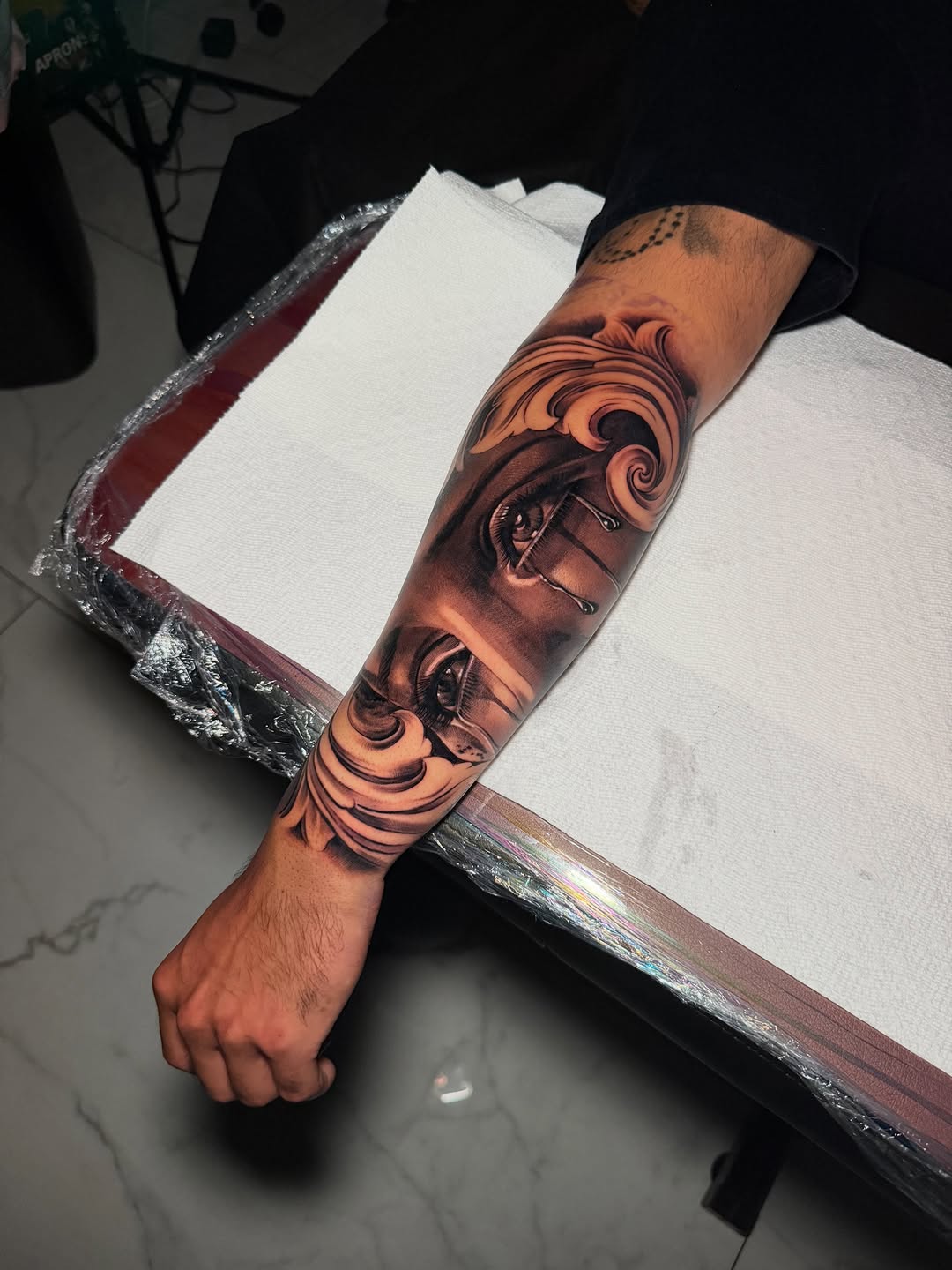 Tattoo by @elfamosoflames — black_and_grey, realism