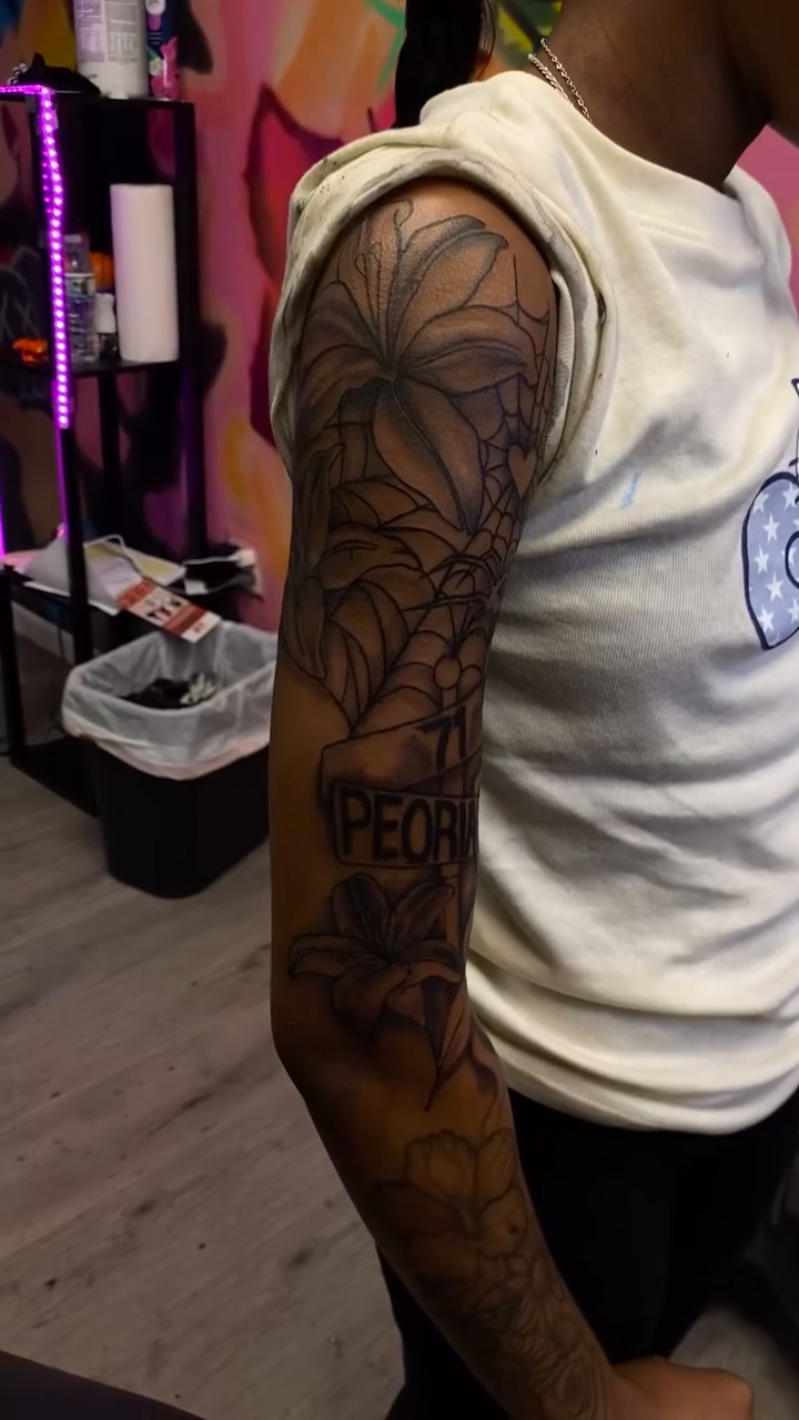 Tattoo by @inkdbymari — blackwork