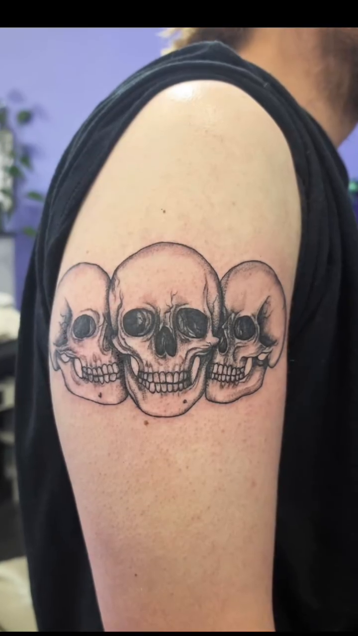 Tattoo by @essence.inkk — black_and_grey, illustrative