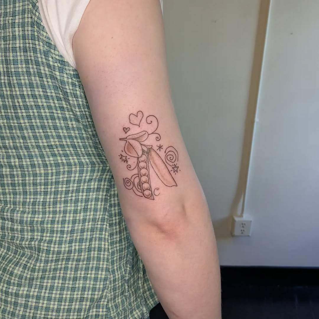 Tattoo by @snakesinmydreams โ fine_line