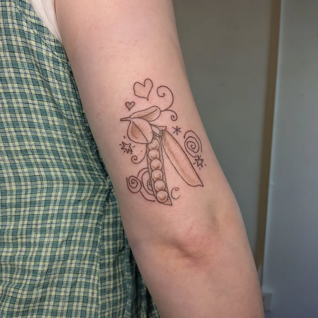 Tattoo by @snakesinmydreams โ fine_line