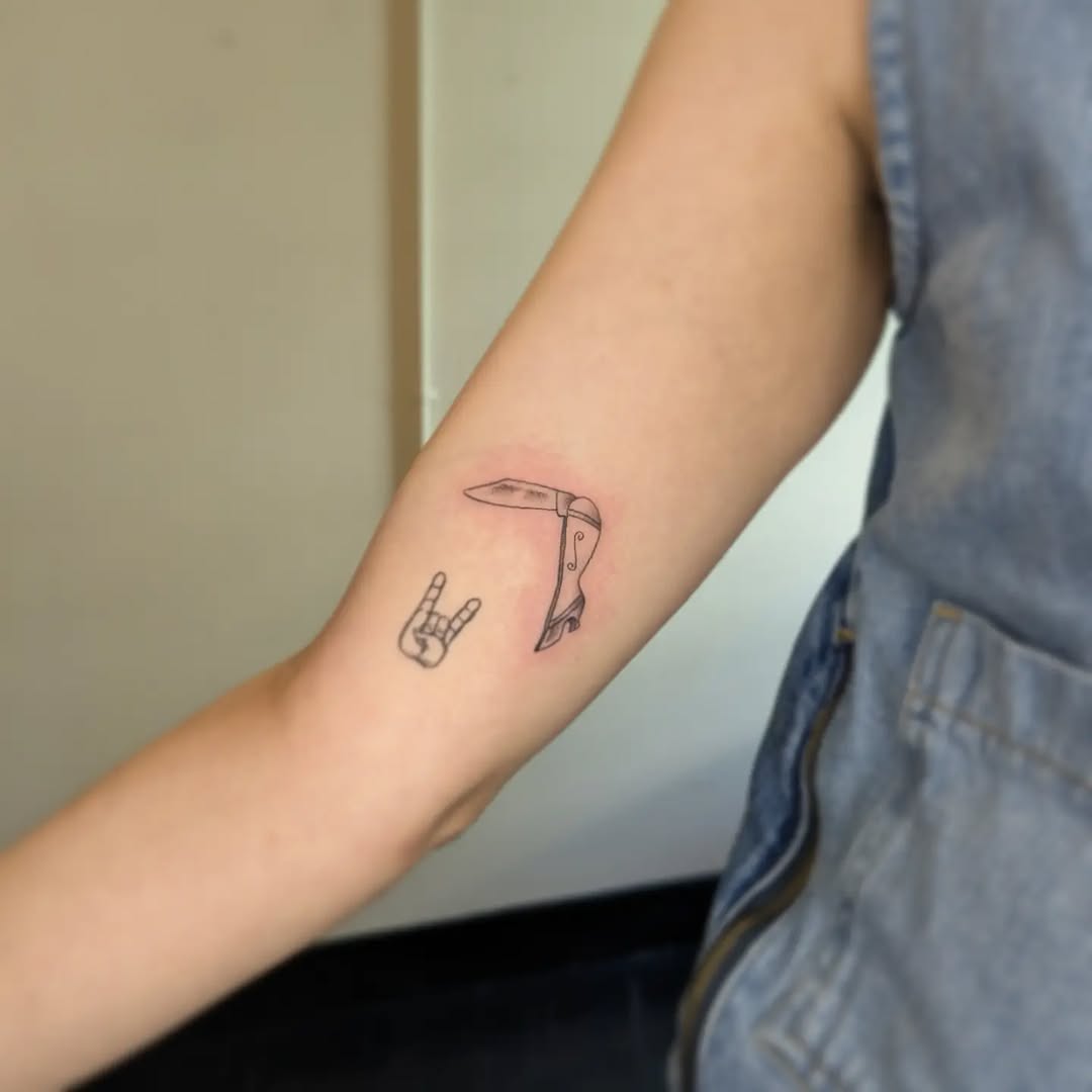 Tattoo by @snakesinmydreams โ fine_line, minimalist
