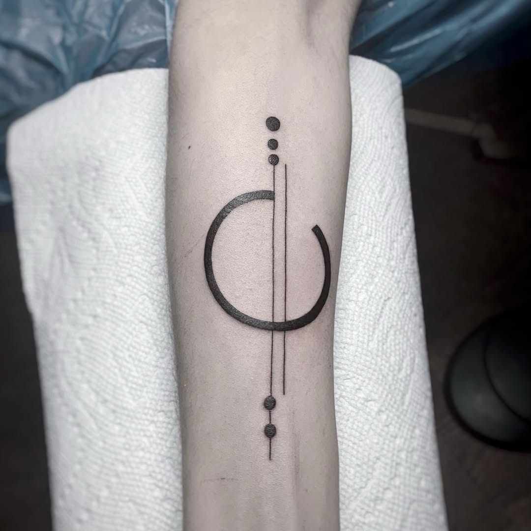 Tattoo by @stitchme.aizen_nyc — geometric, minimalist