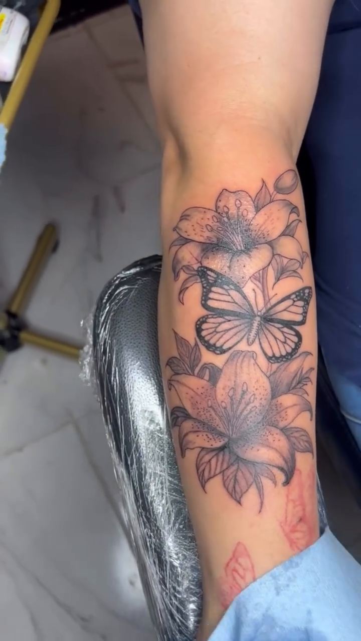 Tattoo by @tattsbypressa — black_and_grey, illustrative