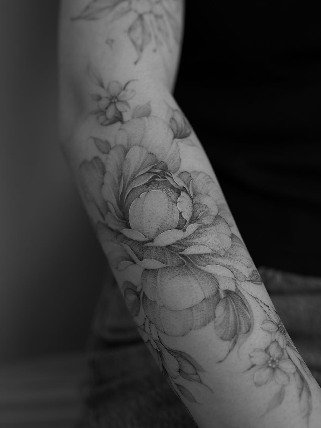 Tattoo by @vxn.ink — black_and_grey, illustrative