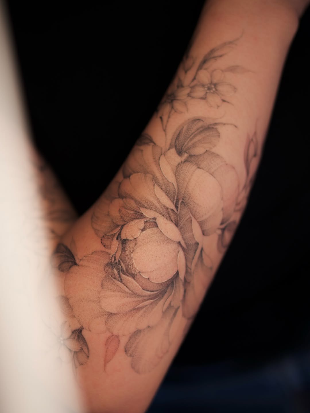 Tattoo by @vxn.ink — black_and_grey, illustrative