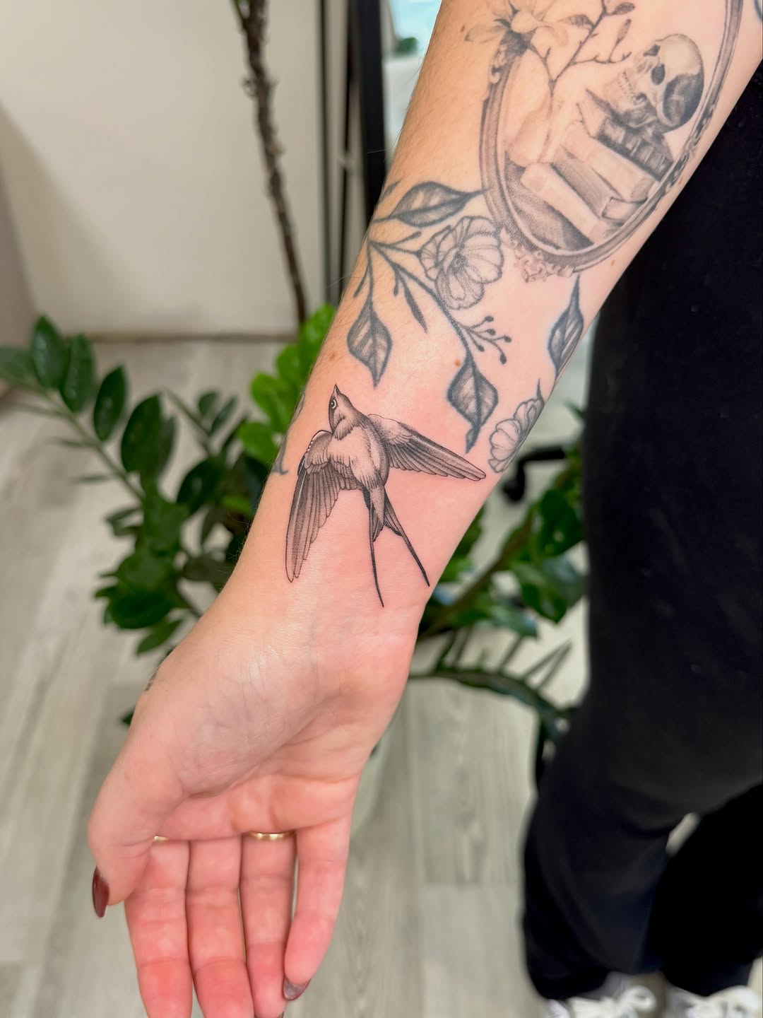 Tattoo by @peachytats.atl โ fine_line, black_and_grey