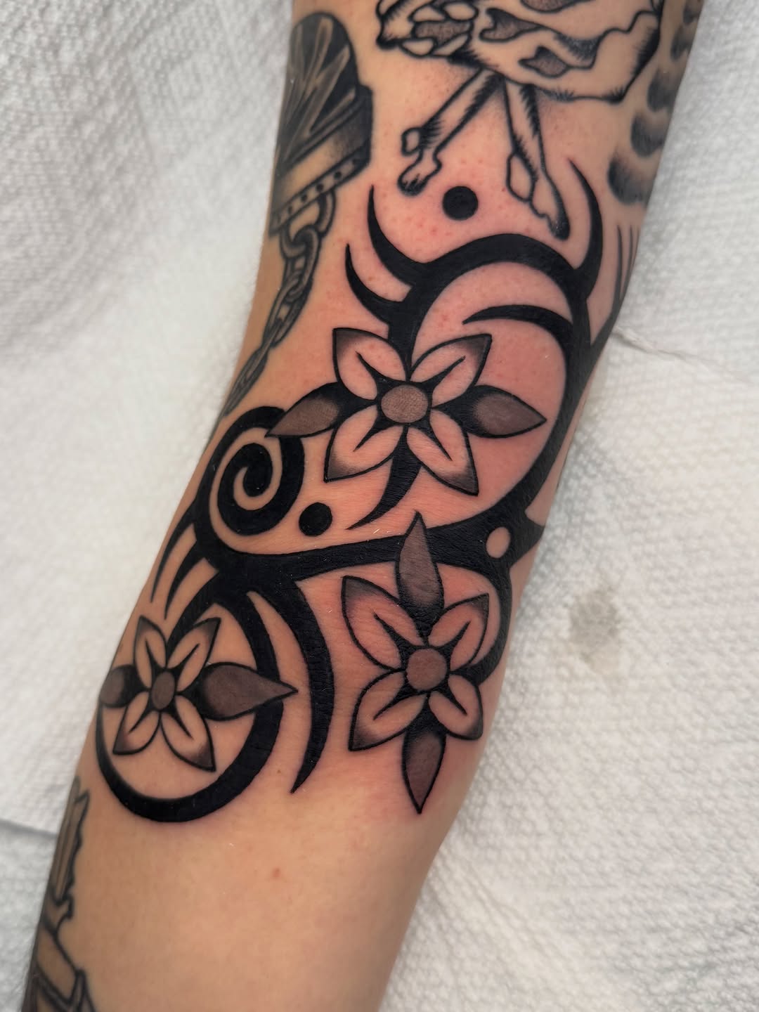 Tattoo by @katierosetattoos โ tribal, black_and_grey