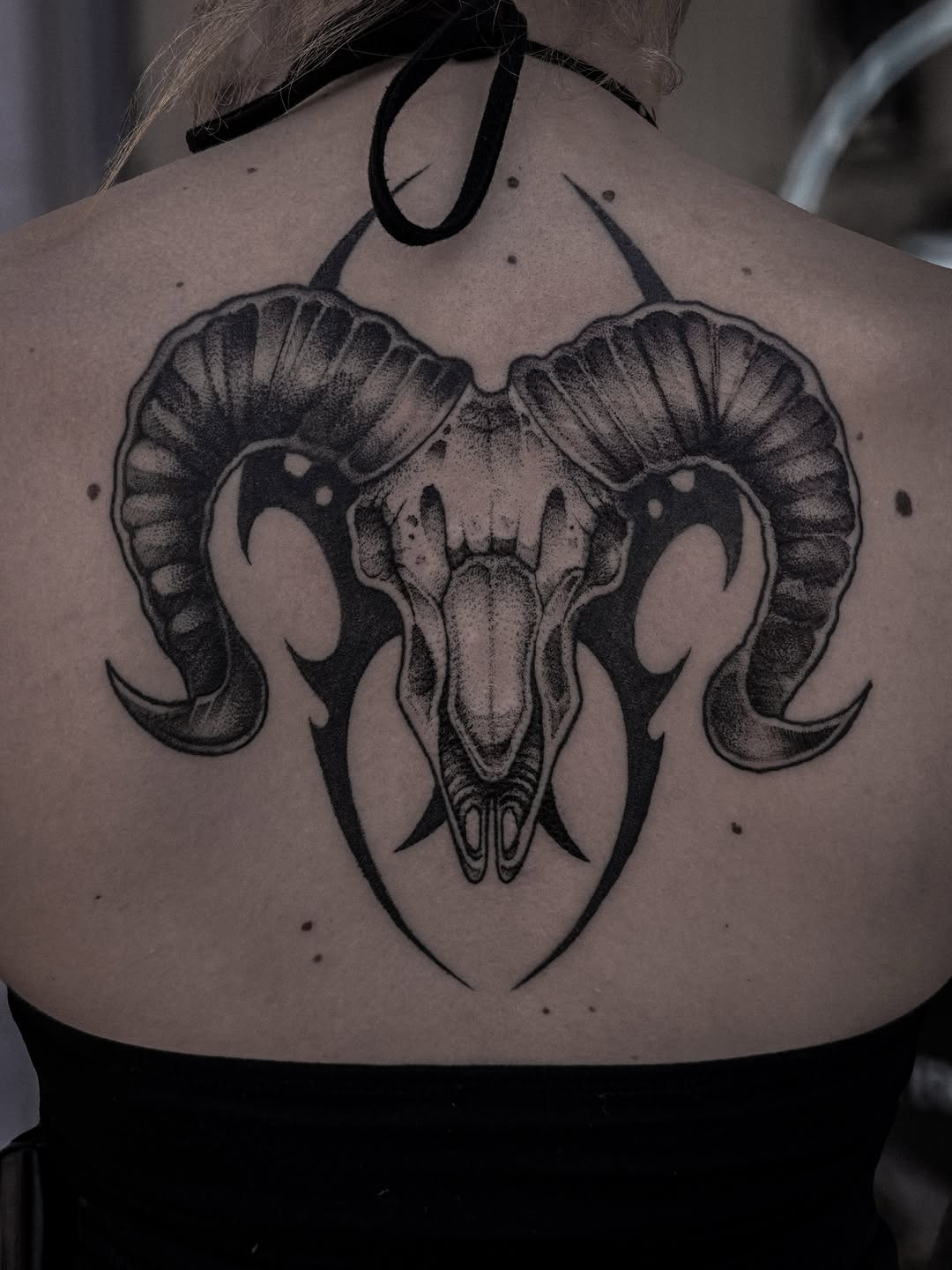 Tattoo by @lahyenettt — blackwork