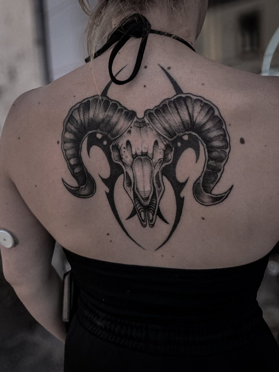 Tattoo by @lahyenettt — blackwork