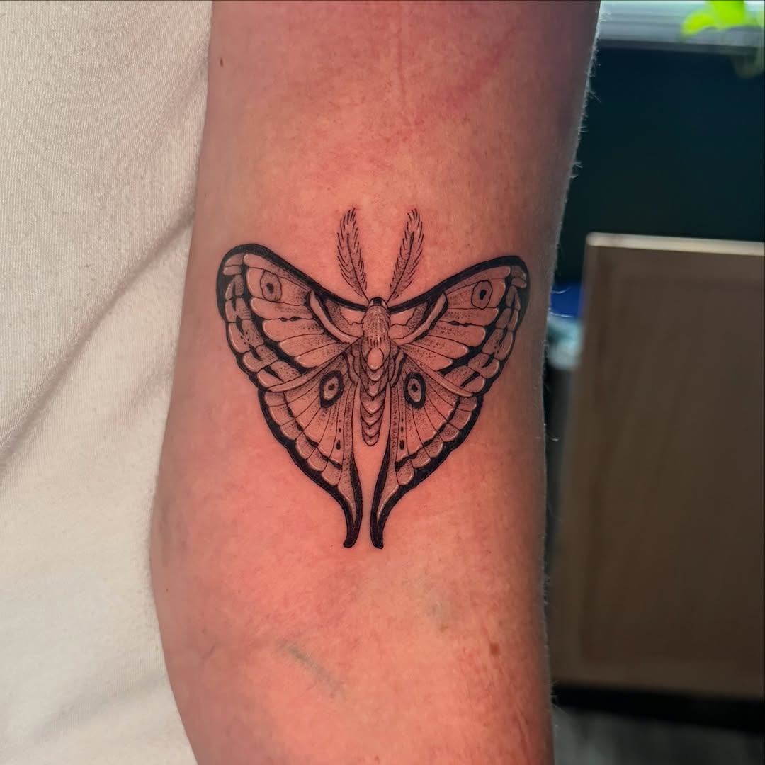 Tattoo by @lesleahipp_tattoo — illustrative, black_and_grey