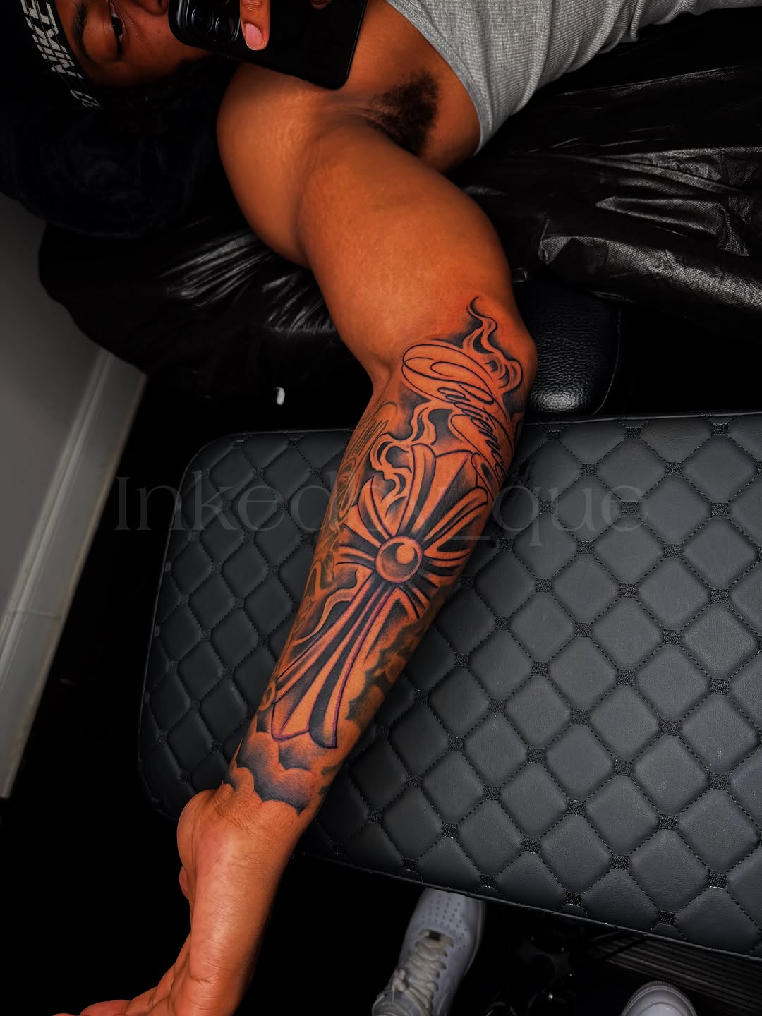 Tattoo by @inkedby_que — blackwork