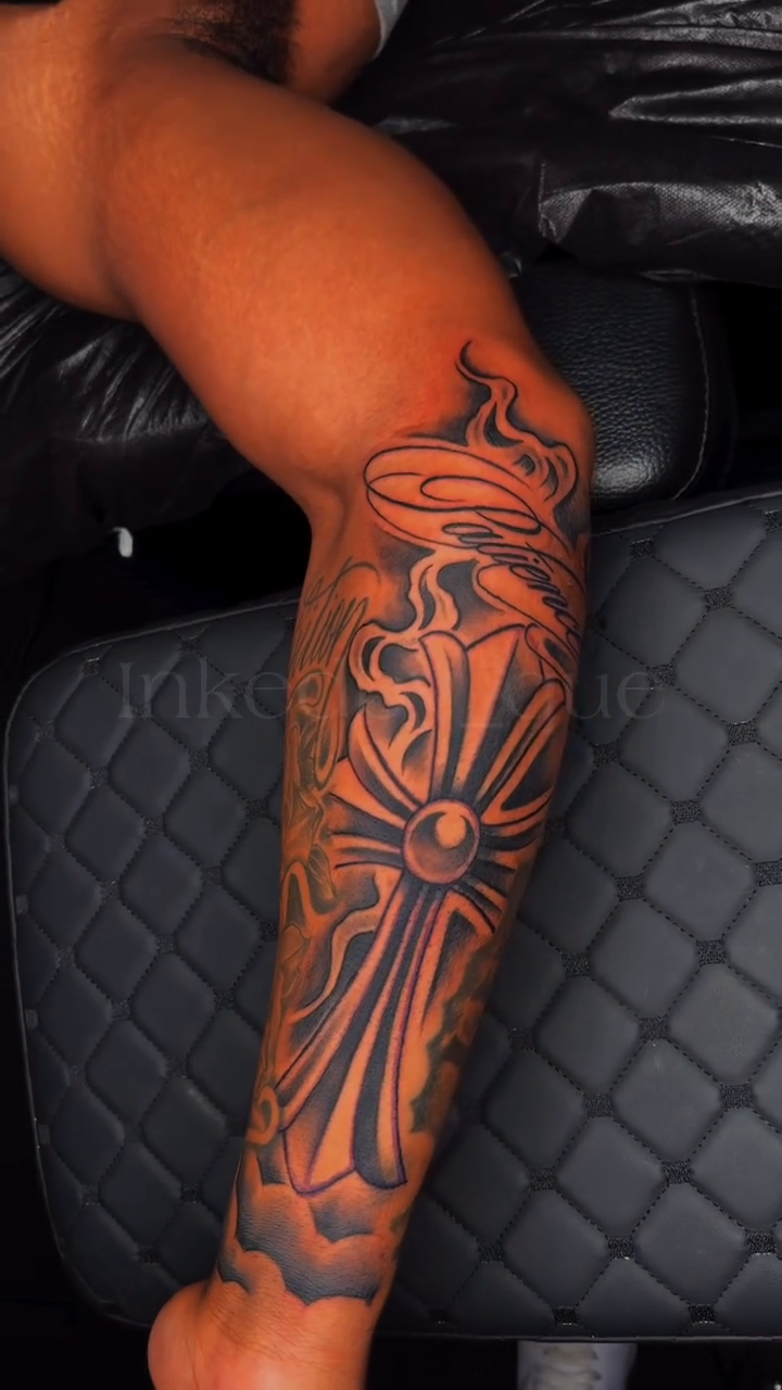 Tattoo by @inkedby_que — black_and_grey, ornamental