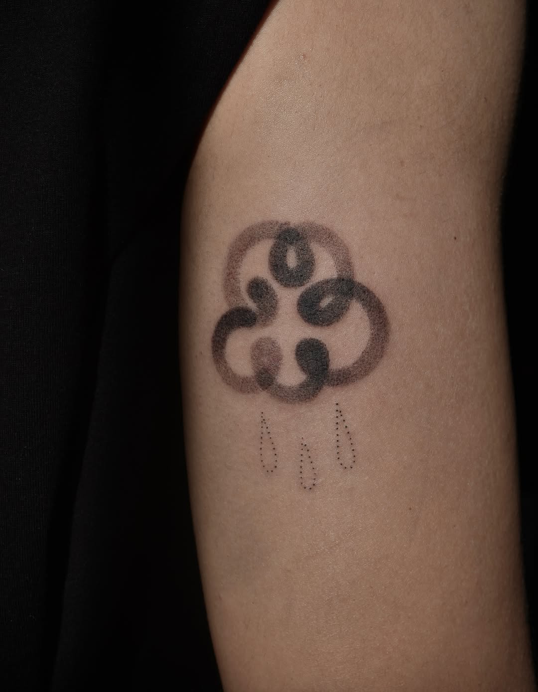 Tattoo by @hanmi.ink — fine_line, minimalist