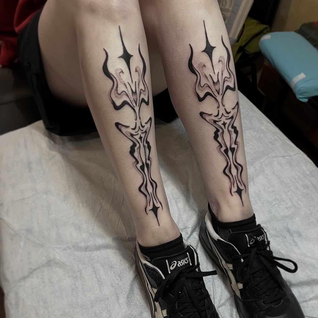 Tattoo by @lre_ink — illustrative, geometric