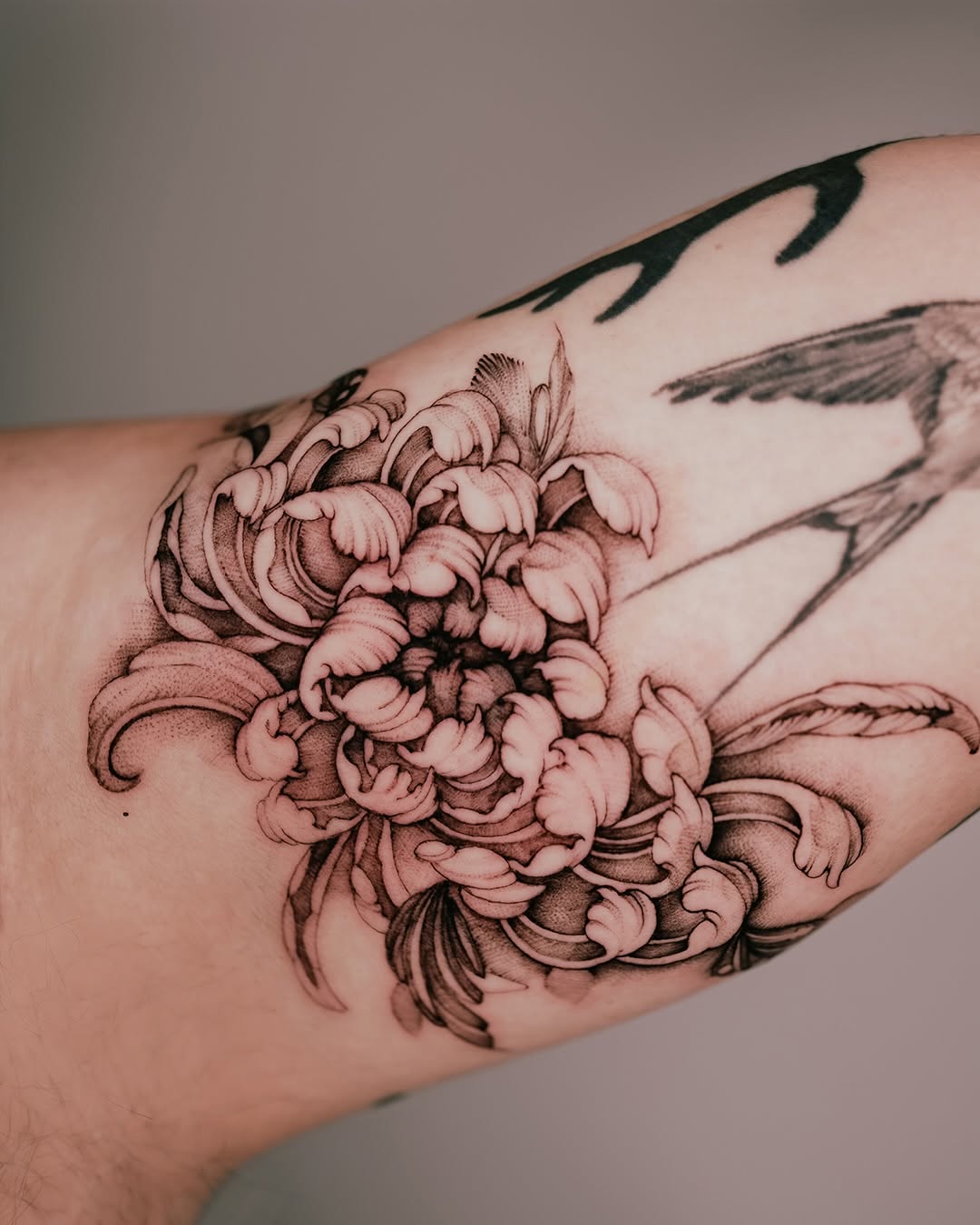 Tattoo by @estherinkflower — black_and_grey, illustrative