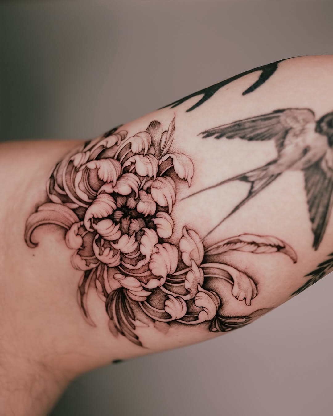 Tattoo by @estherinkflower — black_and_grey, illustrative