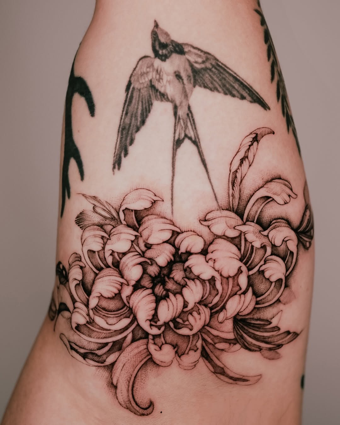 Tattoo by @estherinkflower — black_and_grey, illustrative