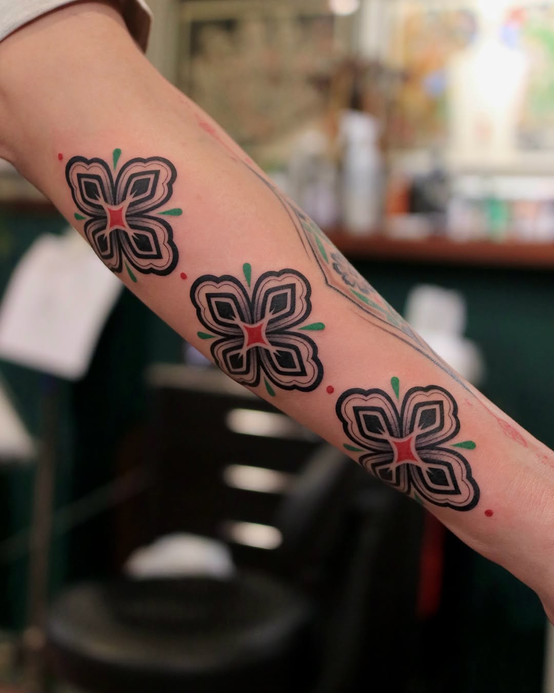 Tattoo by @2zzinzzin_ — illustrative, geometric