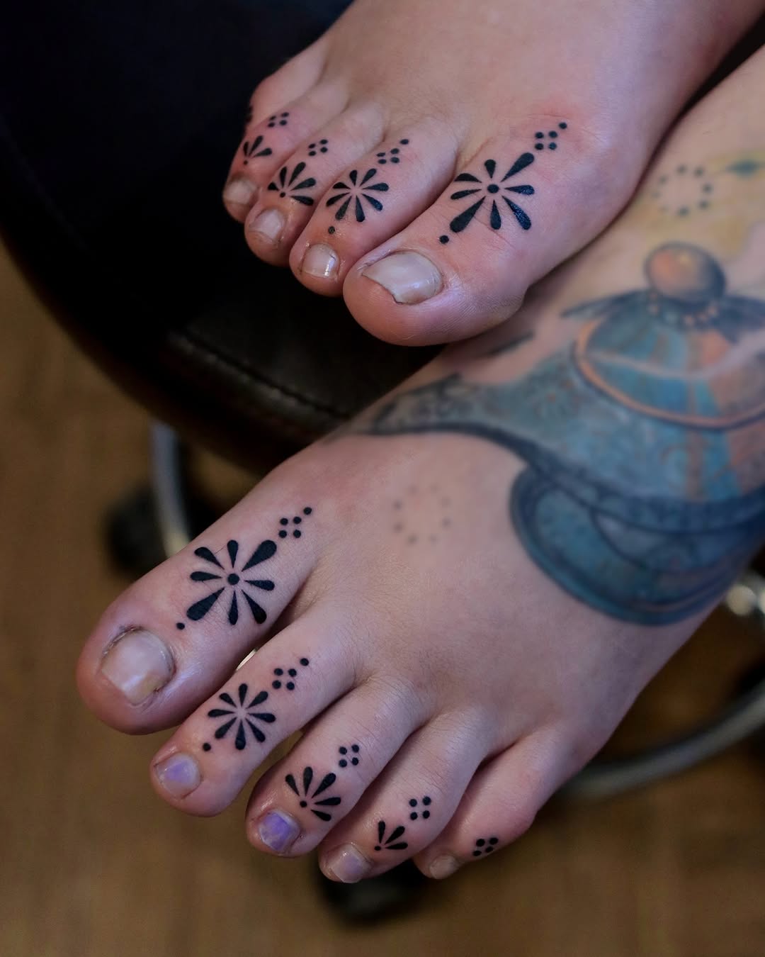 Tattoo by @2zzinzzin_ — dotwork, minimalist