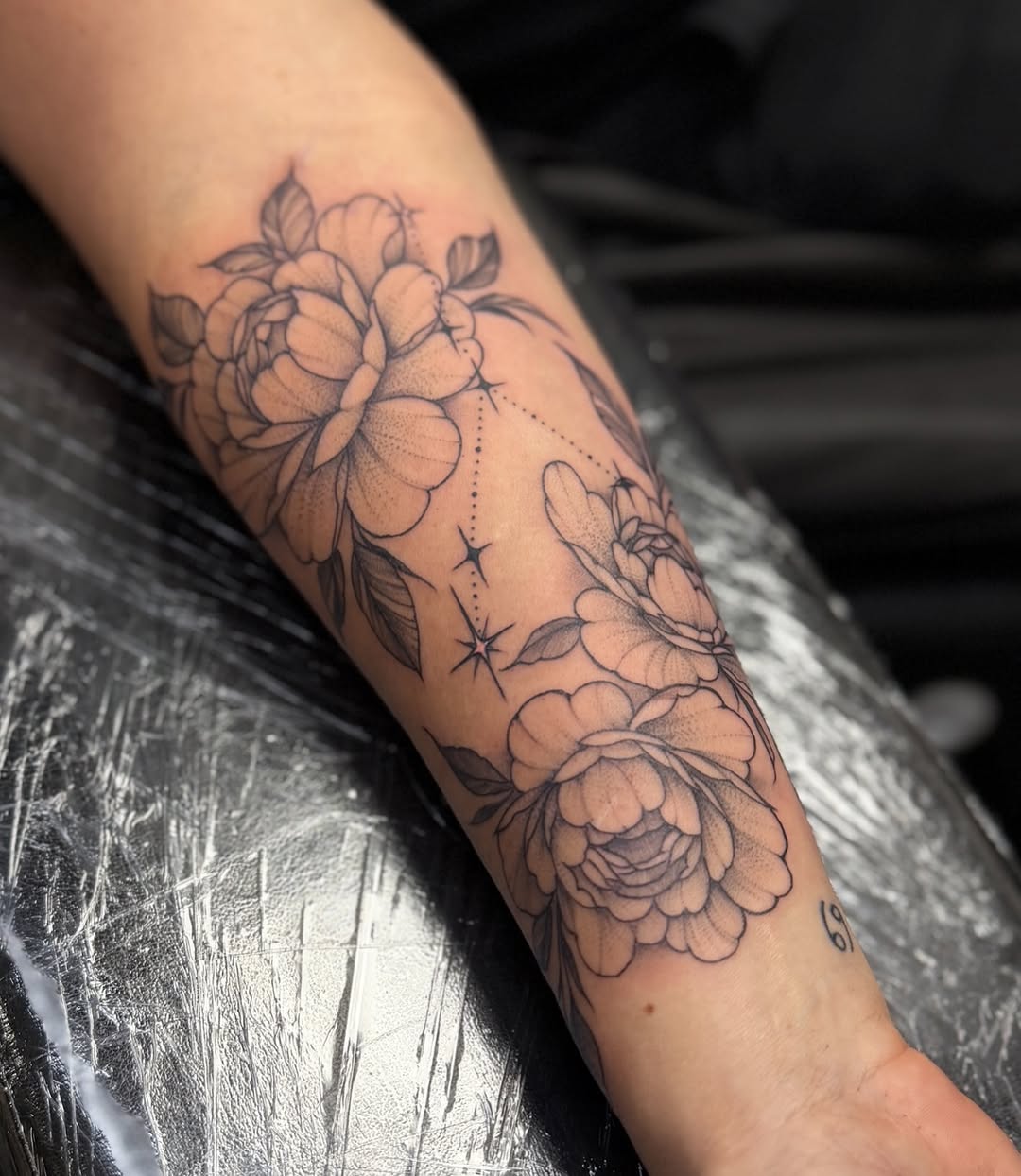Tattoo by @rikkybobbytattoo โ fine_line, dotwork