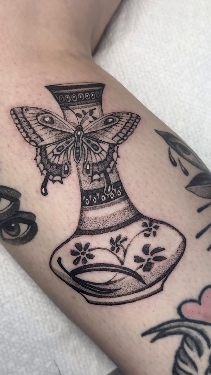 Tattoo by @jesskuesperttattoo — black_and_grey, dotwork