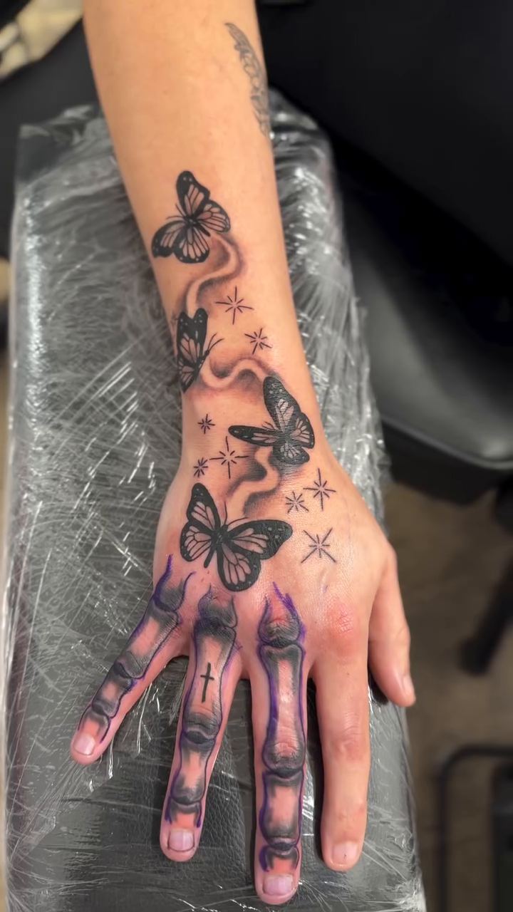 Tattoo by @h.gonzalez_tattoos โ fine_line, black_and_grey