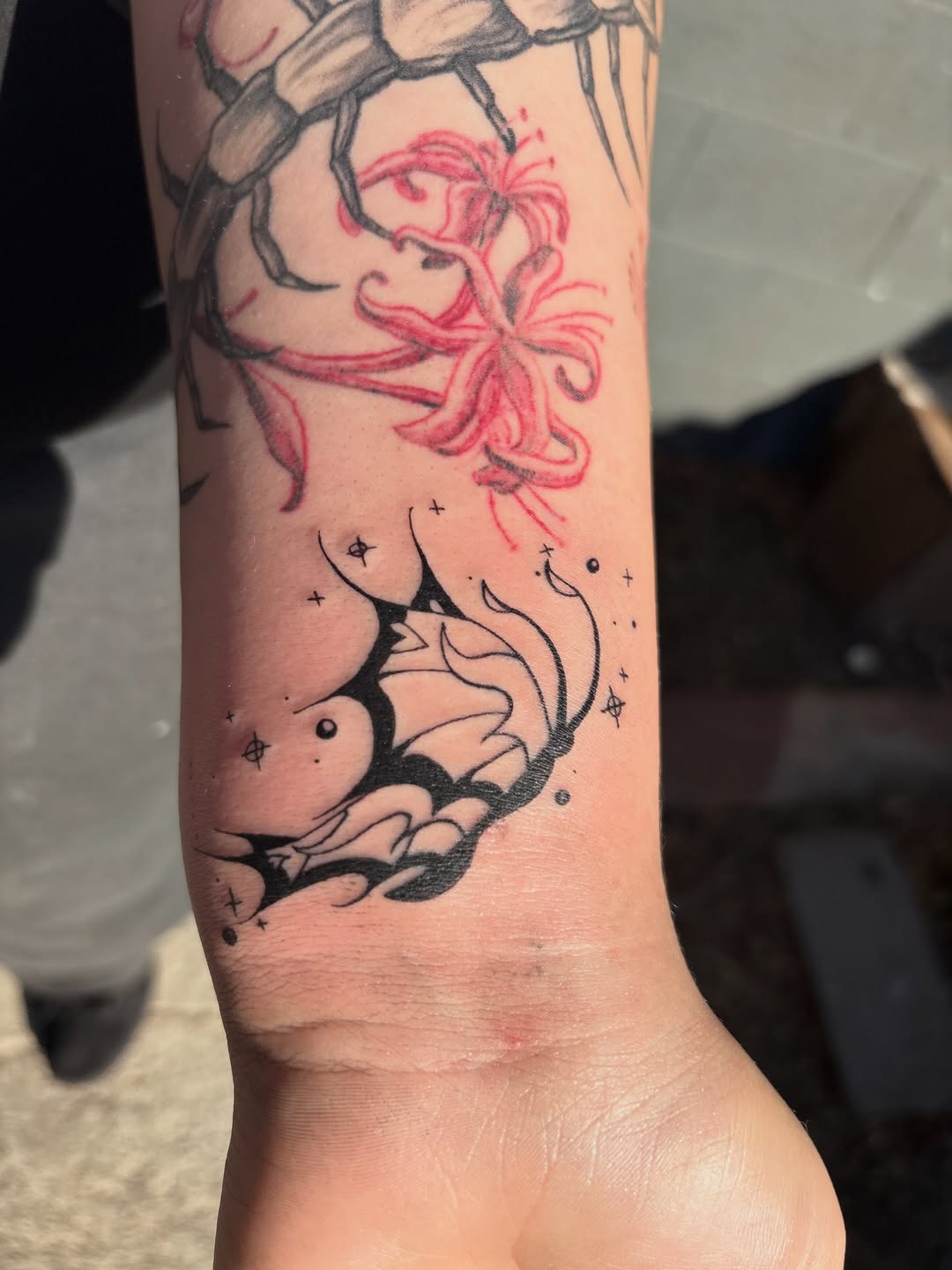 Tattoo by @dulzura.inks — illustrative, blackwork