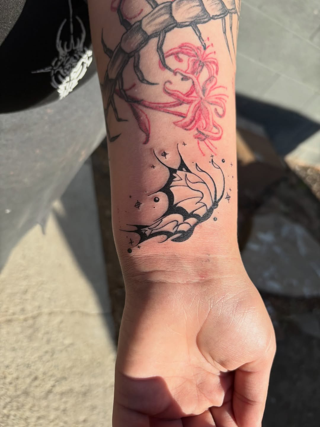 Tattoo by @dulzura.inks — illustrative, blackwork