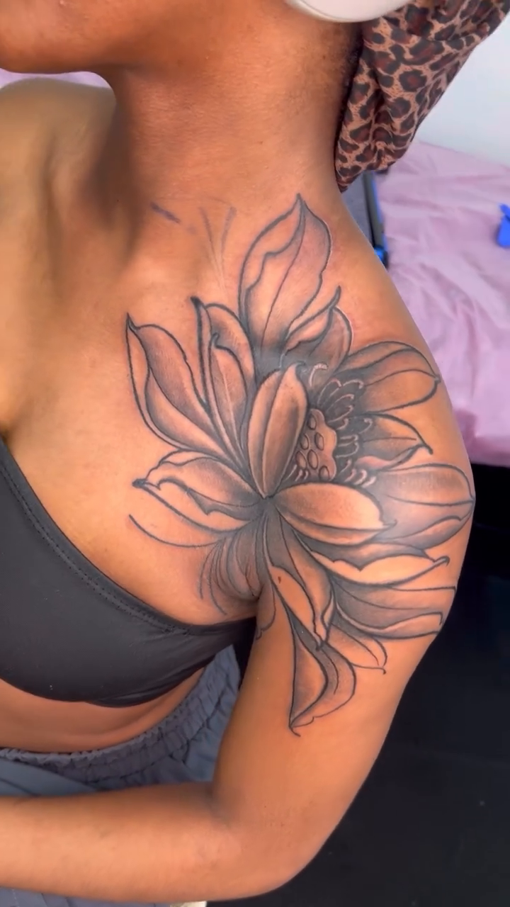 Tattoo by @laaysweetneedle._ — fine_line, black_and_grey