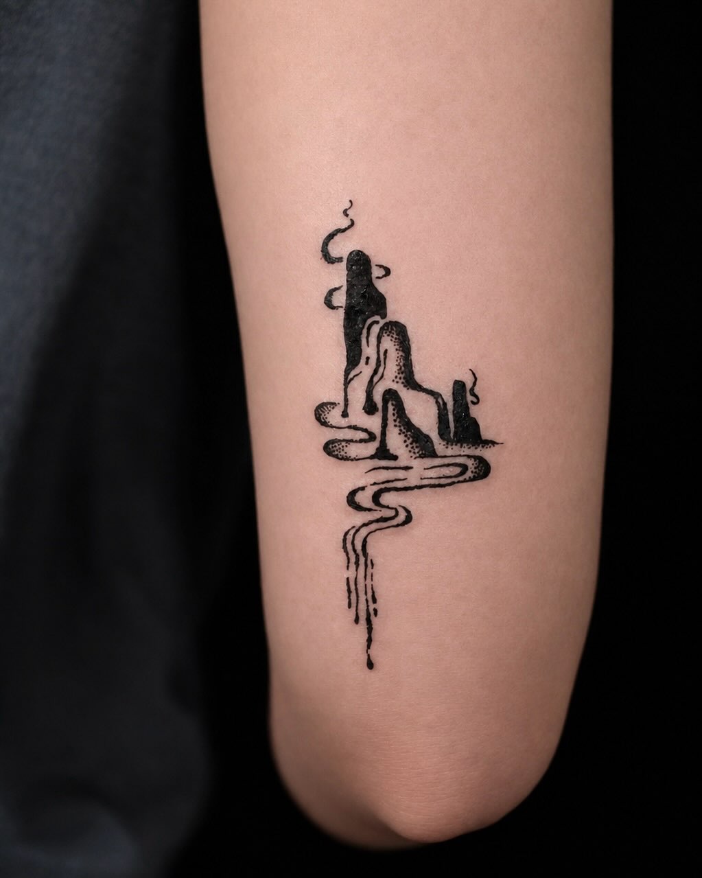 Tattoo by @eyu.tats โ blackwork, dotwork