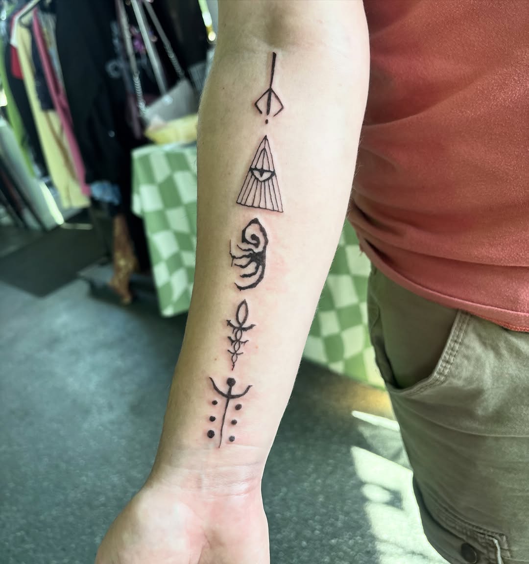 Tattoo by @hiro.tattoos — geometric