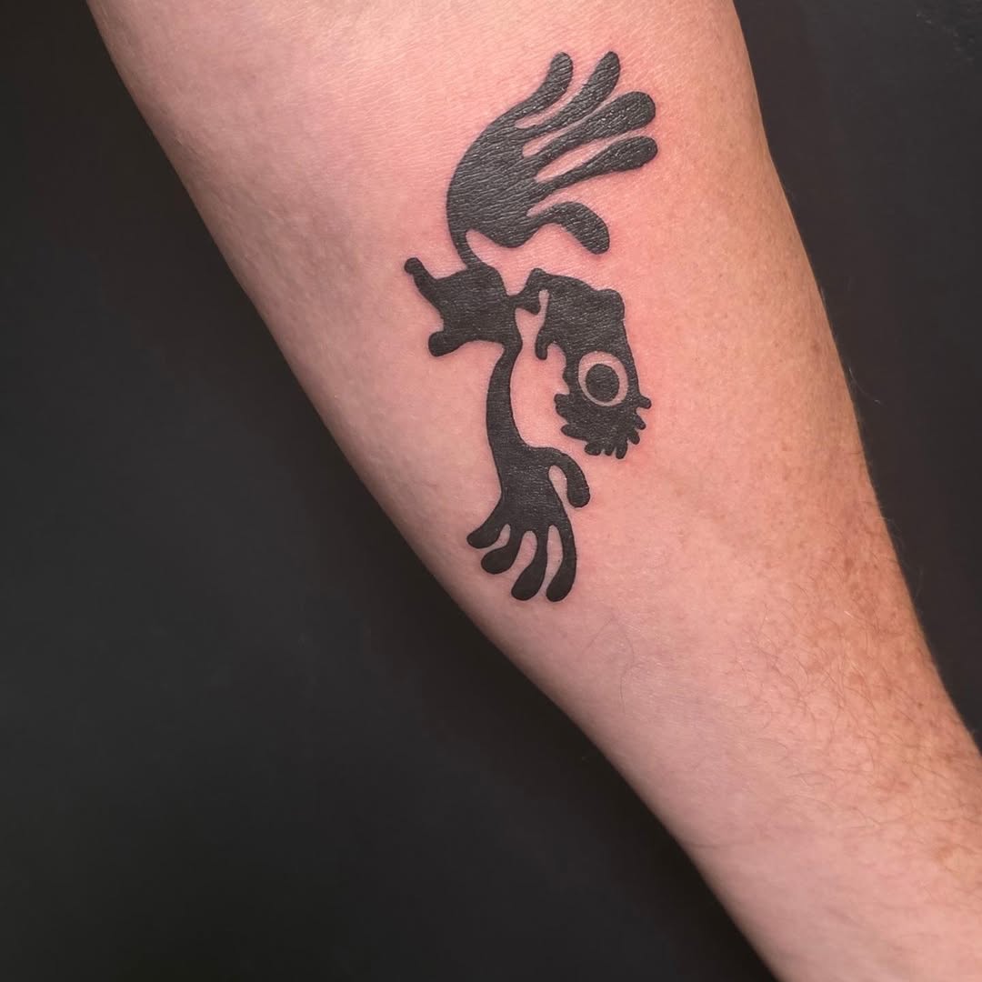 Tattoo by @vens.tattoo โ blackwork