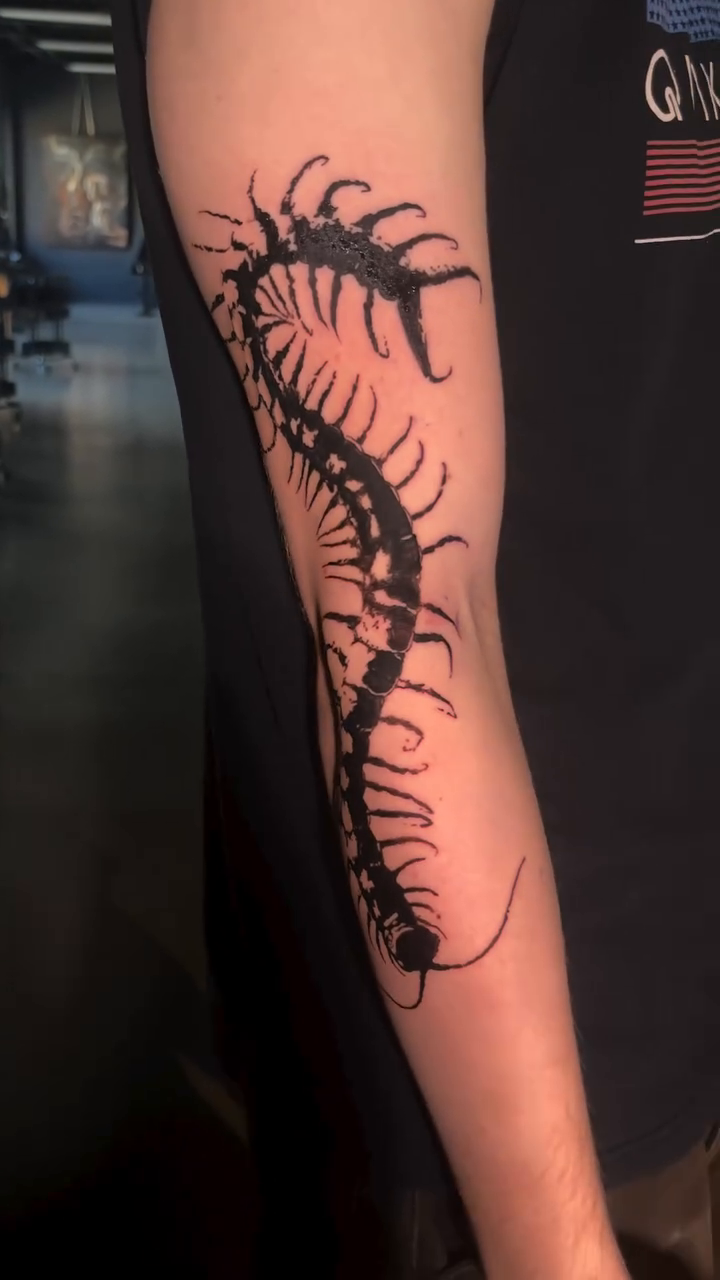 Tattoo by @concepciontattoos — blackwork