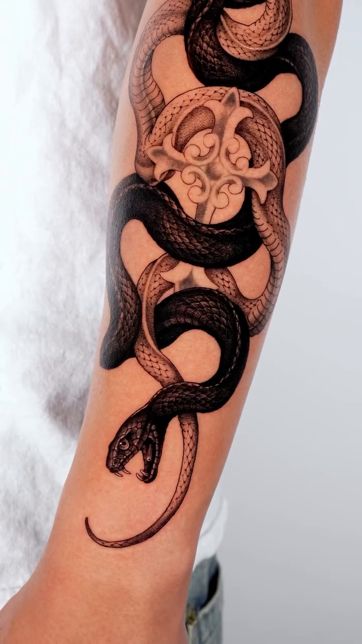 Tattoo by @tattooer_intat — blackwork