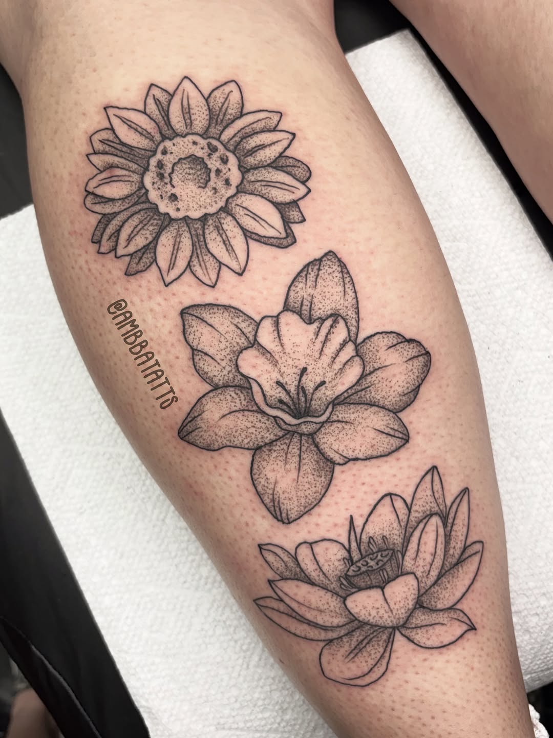 Tattoo by @ambbatatts โ illustrative, dotwork