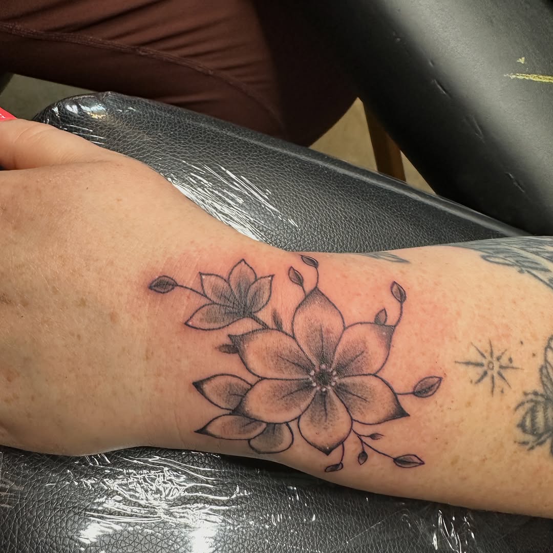 Tattoo by @luisamarigold — fine_line, black_and_grey