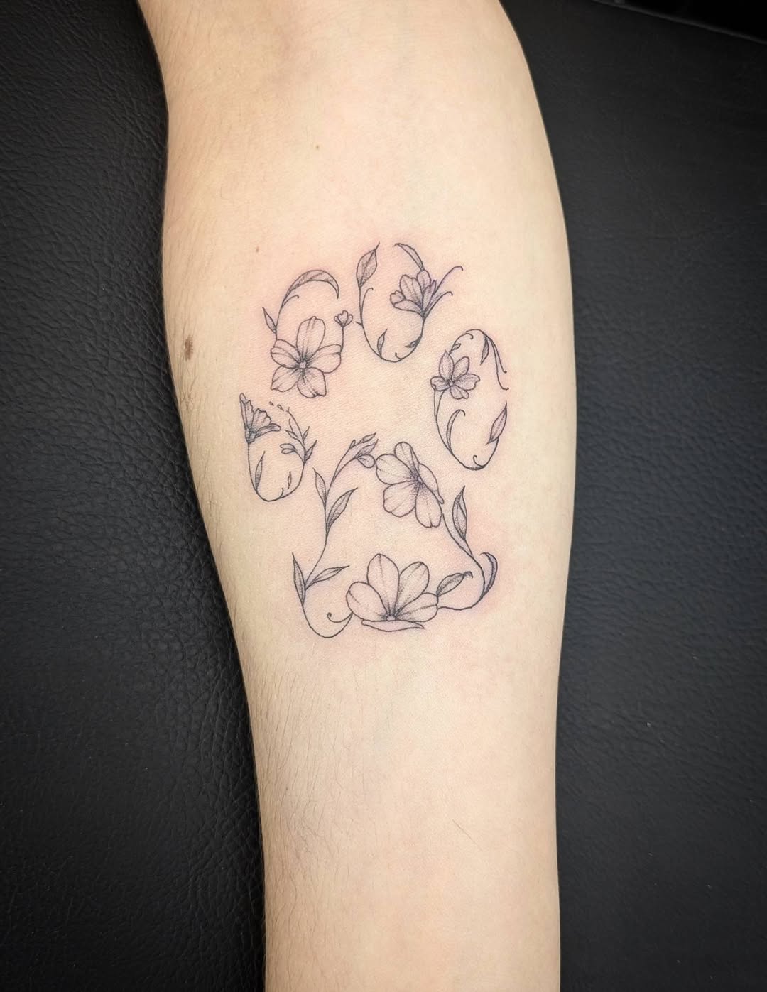 Tattoo by @alizee_tattoo โ fine_line