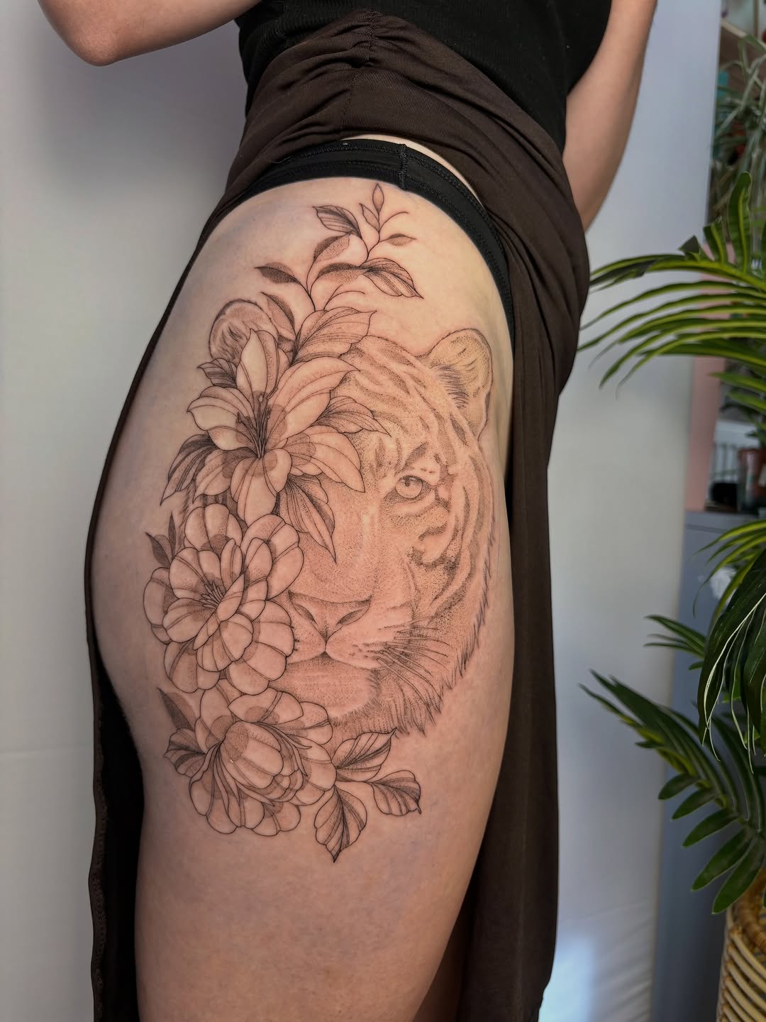 Tattoo by @amberloutattoo โ fine_line, dotwork