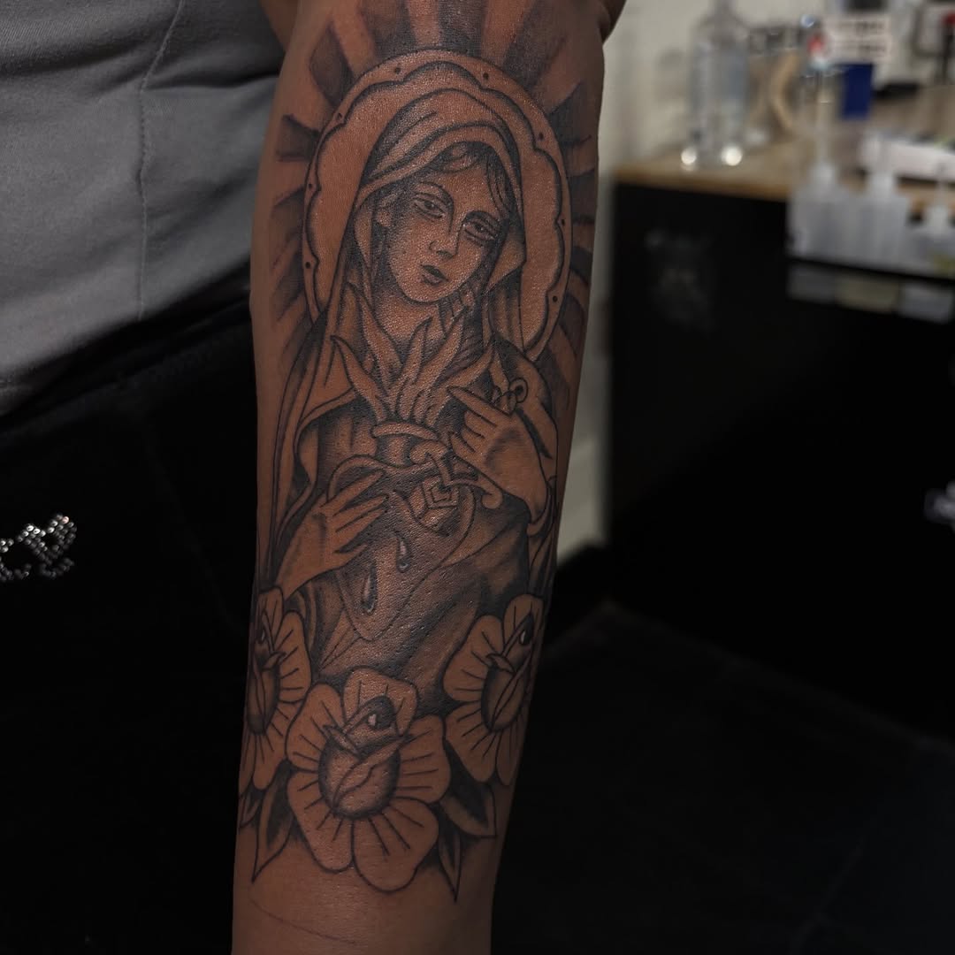 Tattoo by @_mujerdemuerte โ american_traditional, black_and_grey