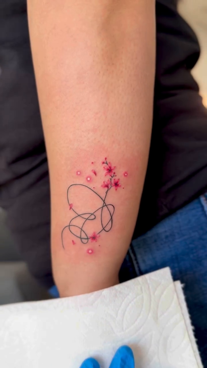Tattoo by @chibi.inks โ fine_line, minimalist