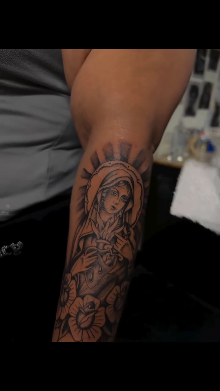 Tattoo by @_mujerdemuerte โ black_and_grey, realism