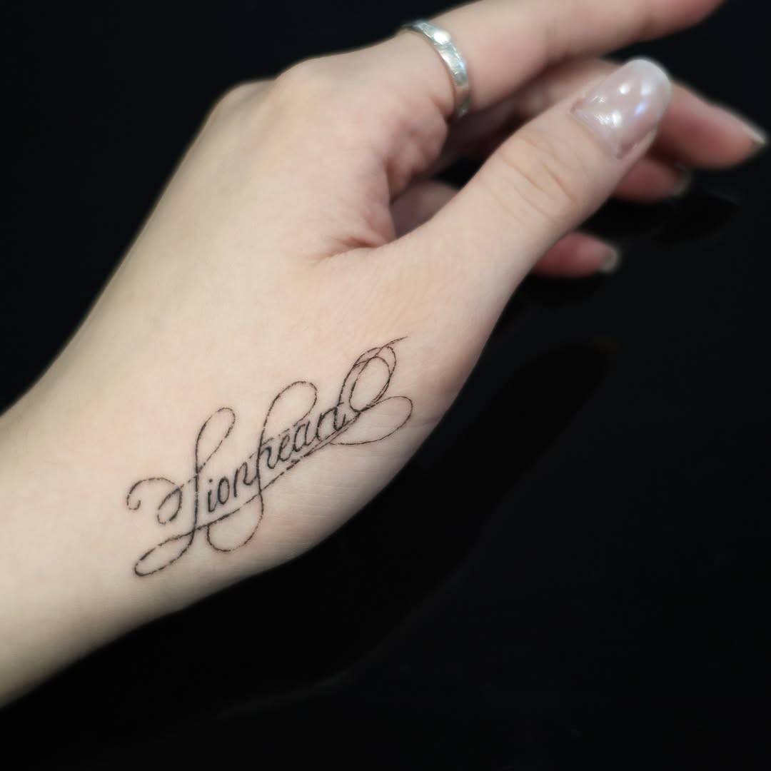 Tattoo by @6cm.tattoo — lettering_script, fine_line