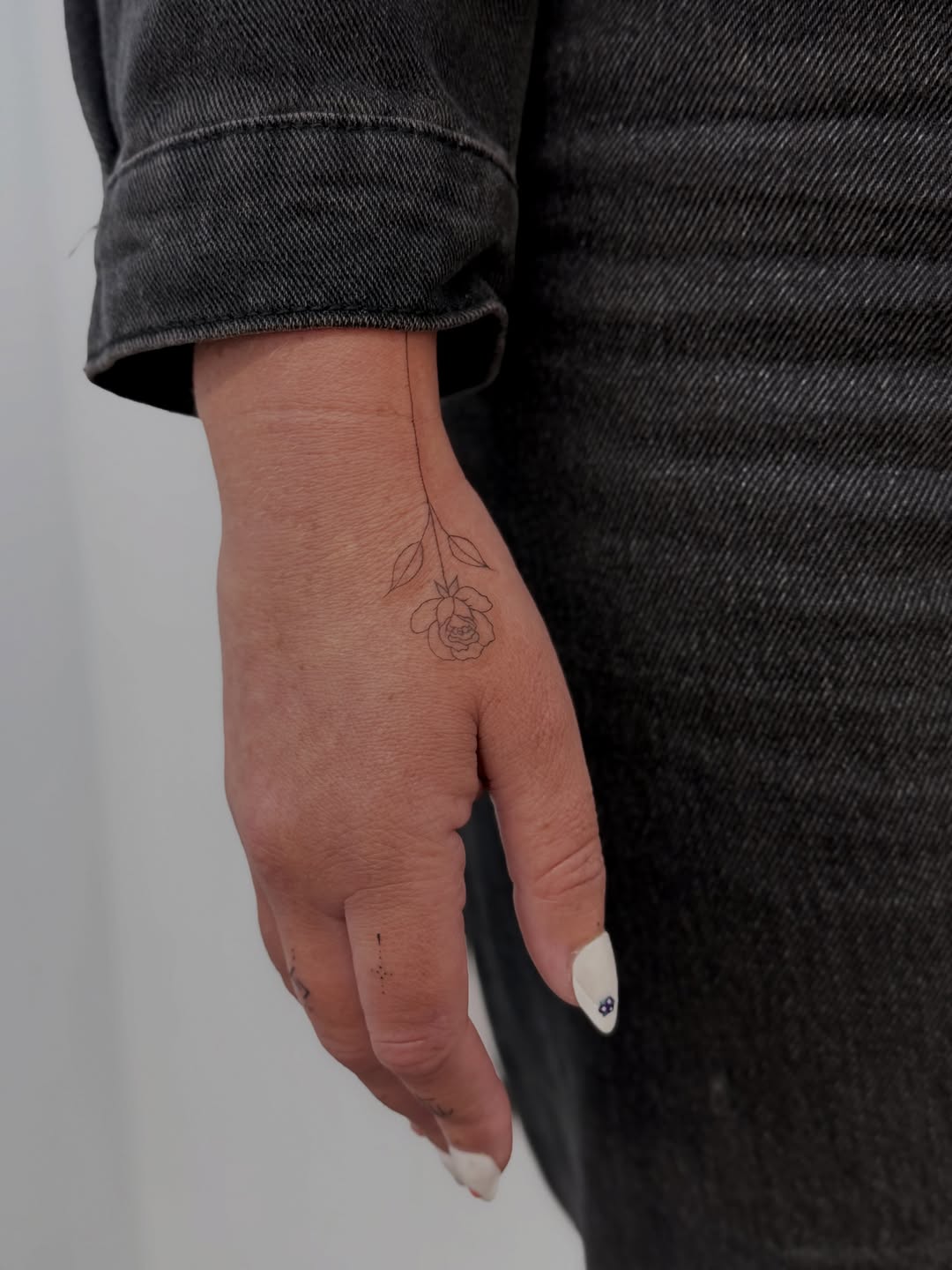 Tattoo by @olyamur.tatts — fine_line, minimalist