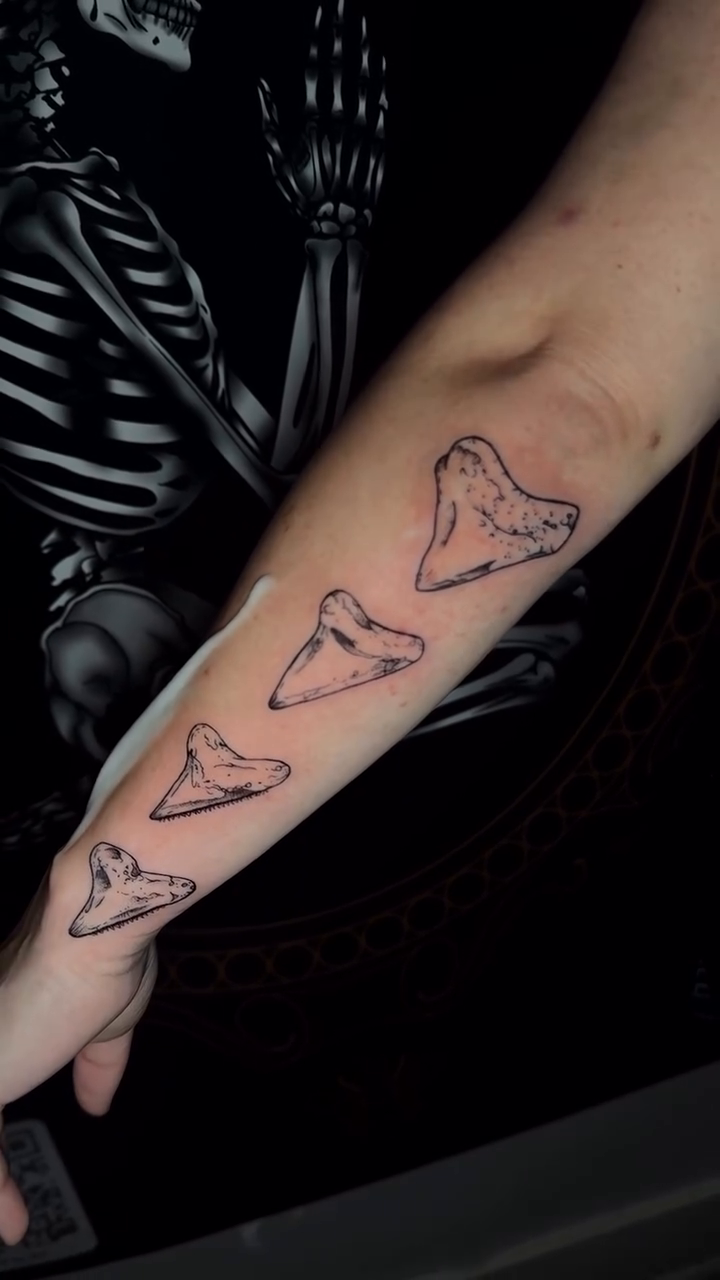 Tattoo by @beetattz_ — fine_line