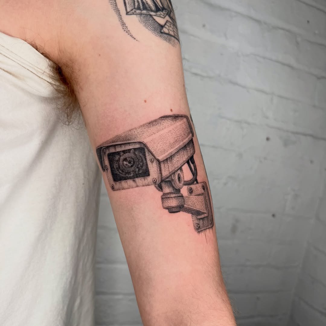 Tattoo by @el_kenny_ — realism, dotwork