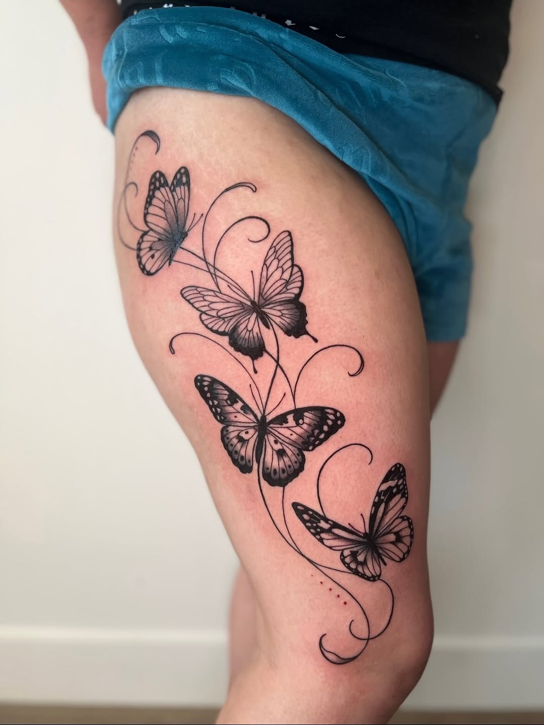 Tattoo by @rachelsolidarios β fine_line, black_and_grey